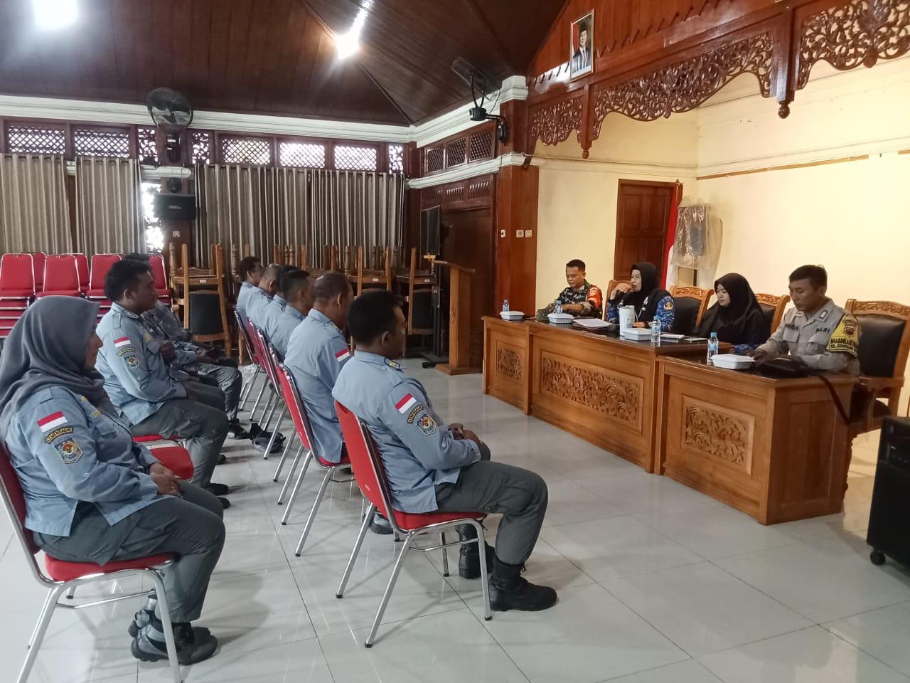 Guna Hadapi Nataru, Babinsa Kepatihan Wetan Beri Arahan Linmas Tingkatkan Kinerja Dan Sinergitas