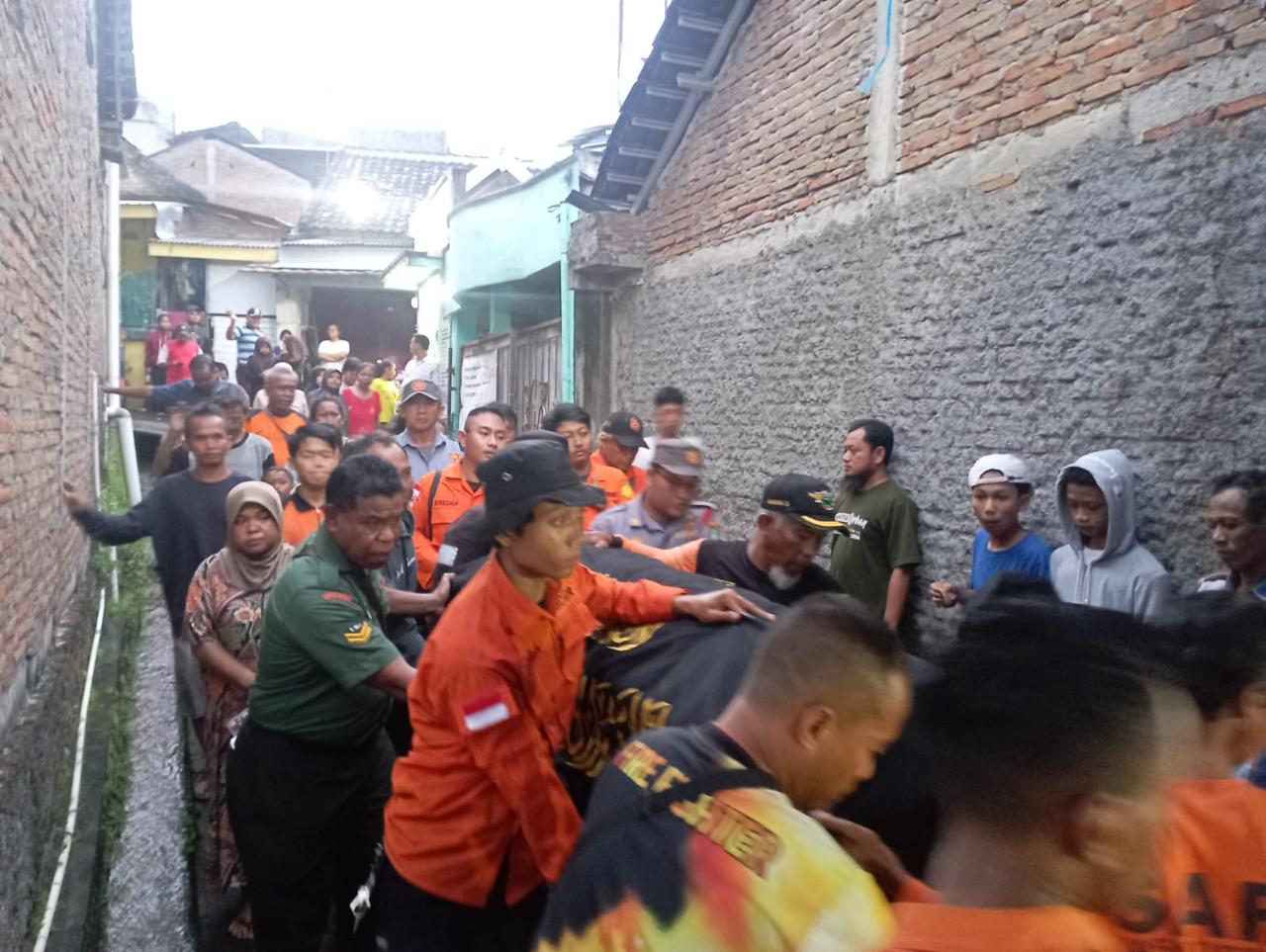 Gercep,Babinsa Mojosongo Bantu Evakuasi Jenazah Yang Ditemukan di Sungai Bengawan Solo