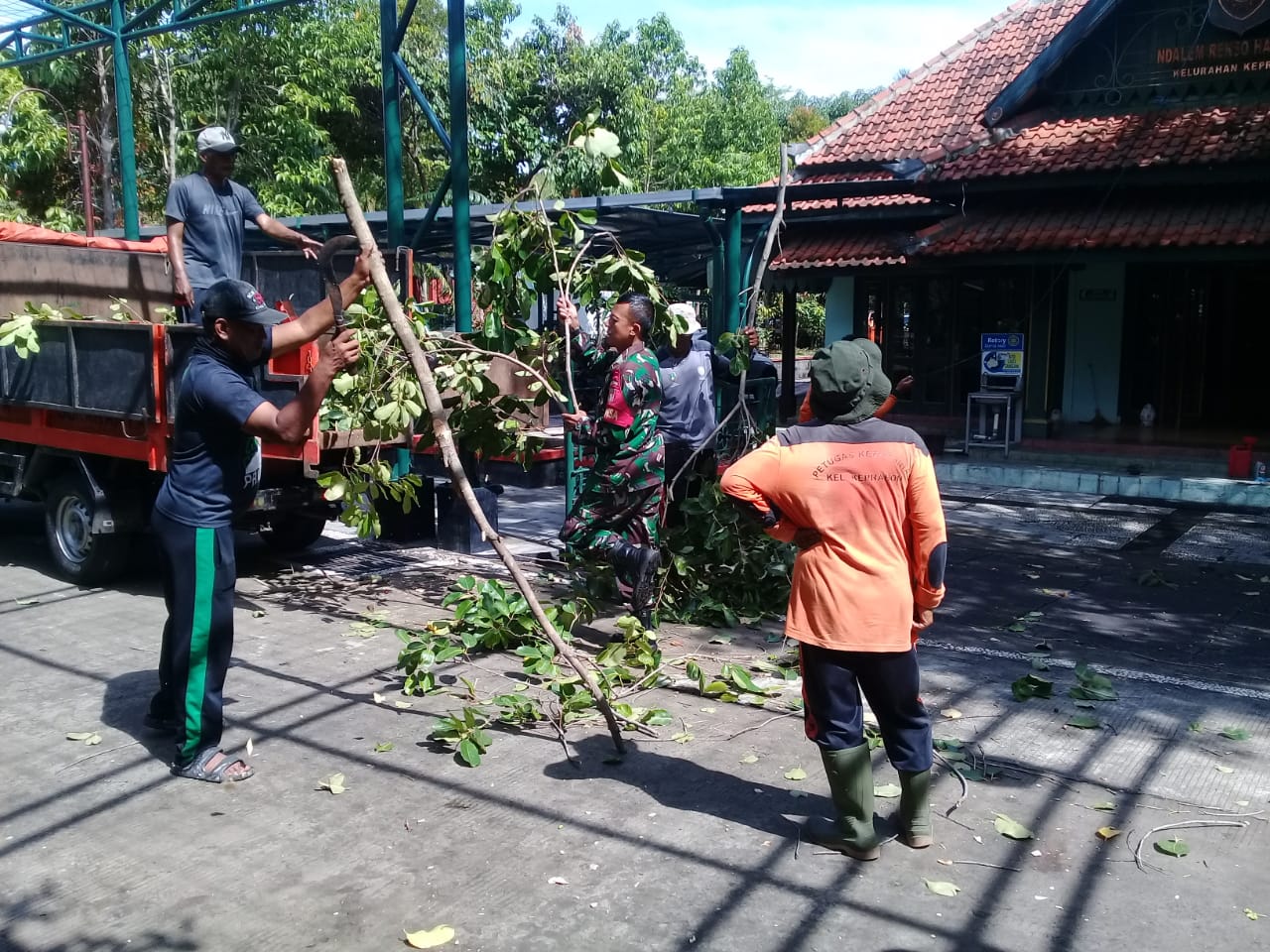Terjawab..!! Ternyata Begini Cara Babinsa Keprabon Dalam Memelihara Kebersihan Lingkungan