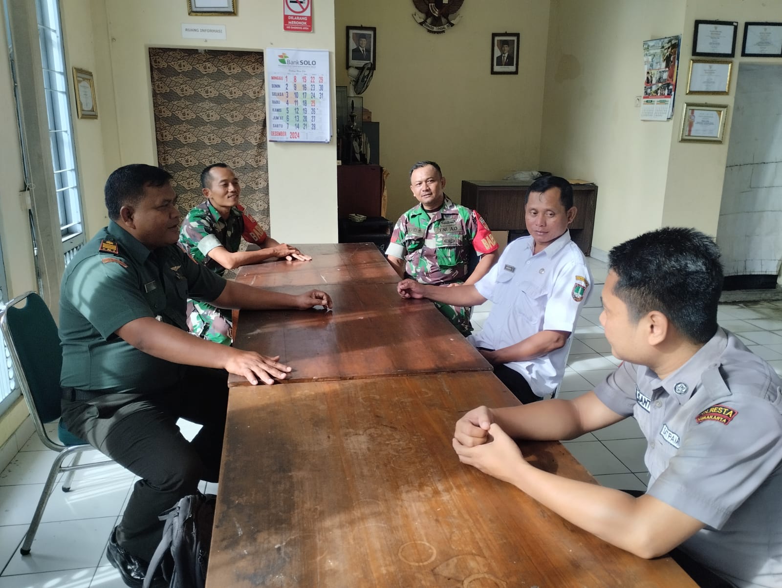 Tingkatkan Sinergitas, Danramil 04/Jebres Silaturahmi Dengan Lurah Dan Pedagang Pasar Gede