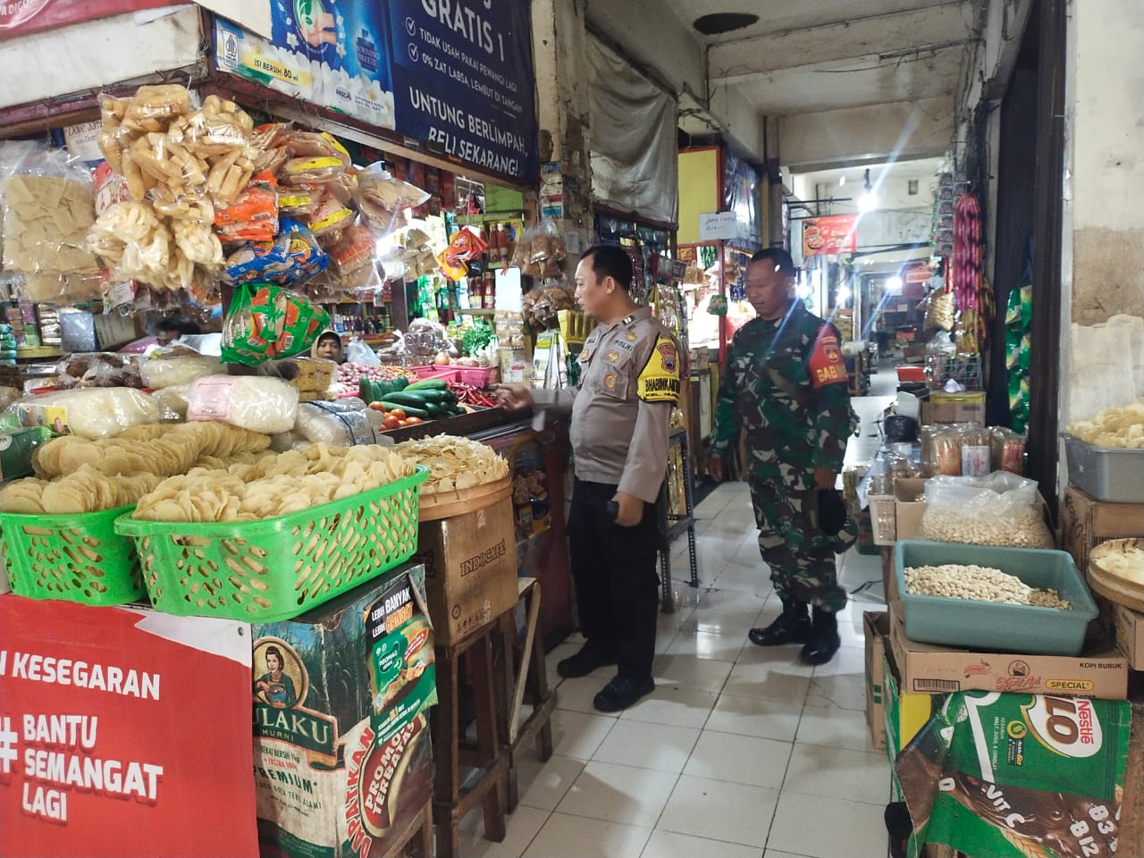 Jelang Nataru, Babinsa Nusukan Bersama Bhabinkamtibmas Cek Harga Sembako di Pasar Tradisional Nusukan, Yakinkan Harga Tetap Stabil