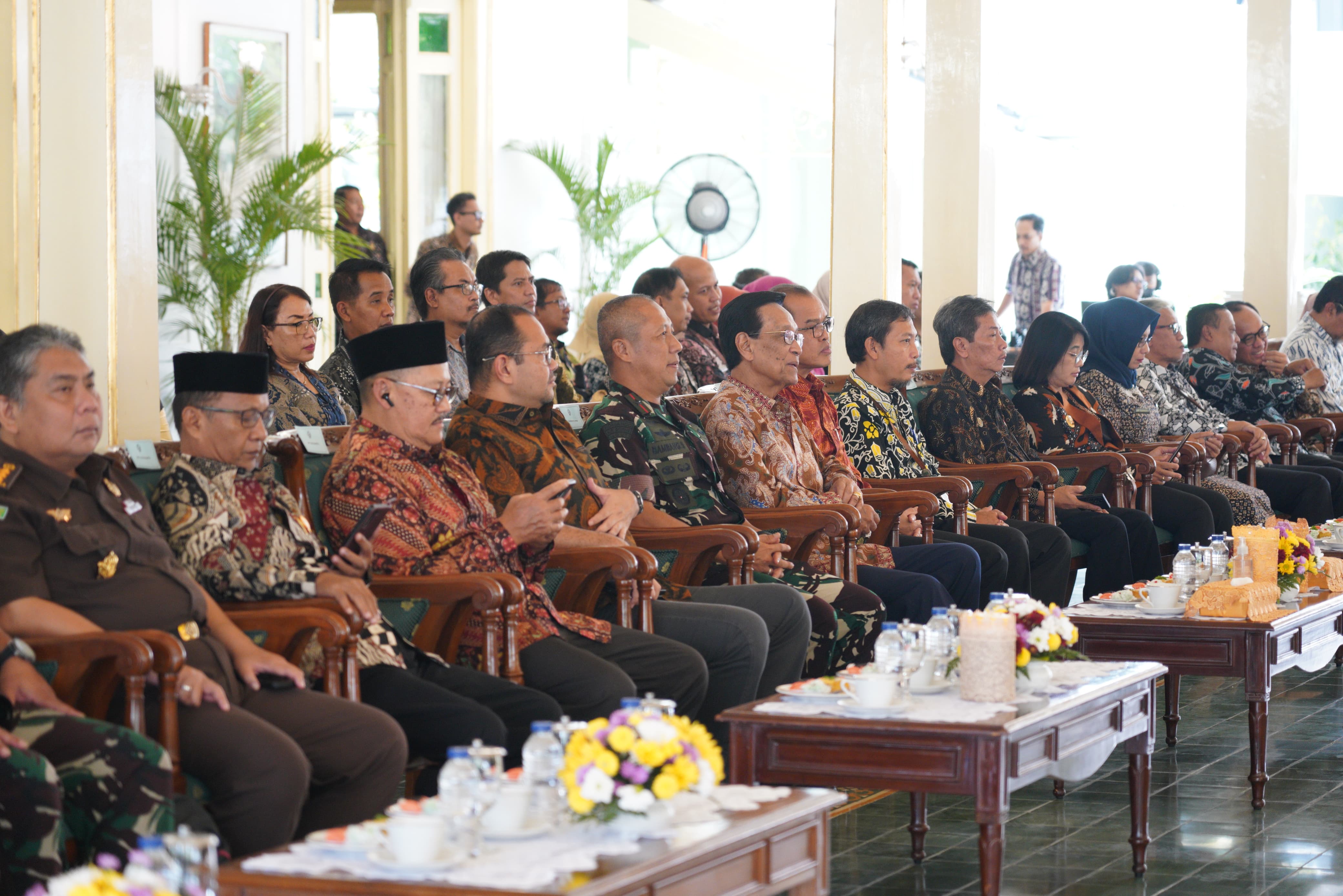 Penyerahan simbolis bantuan Keistimewaan oleh Gubernur DIY kepada Bupati/Walikota dan 21 Lurah se- DIY
