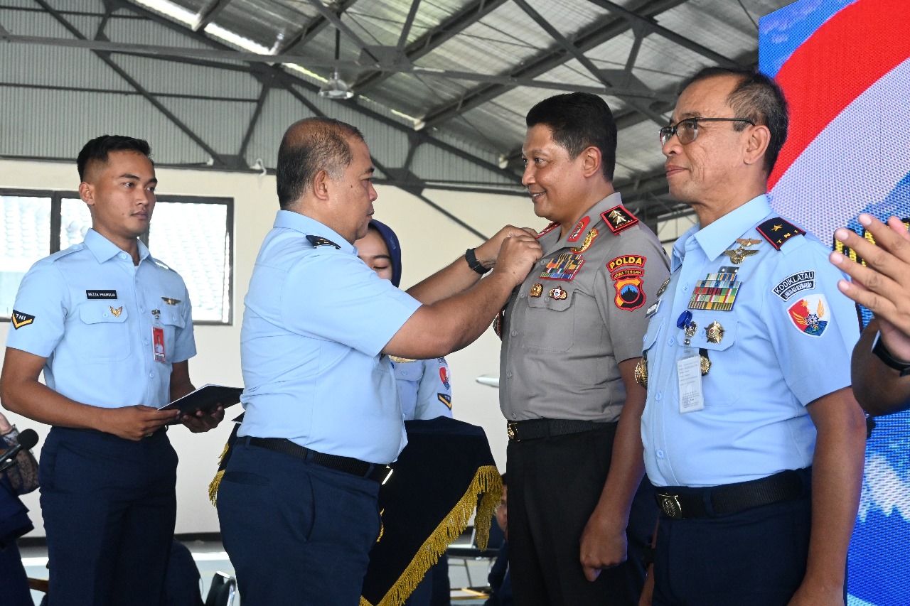 Komandan Lanud Adi Soemarmo Terima Sertifikat Dan Sport Pilot License (SPL)