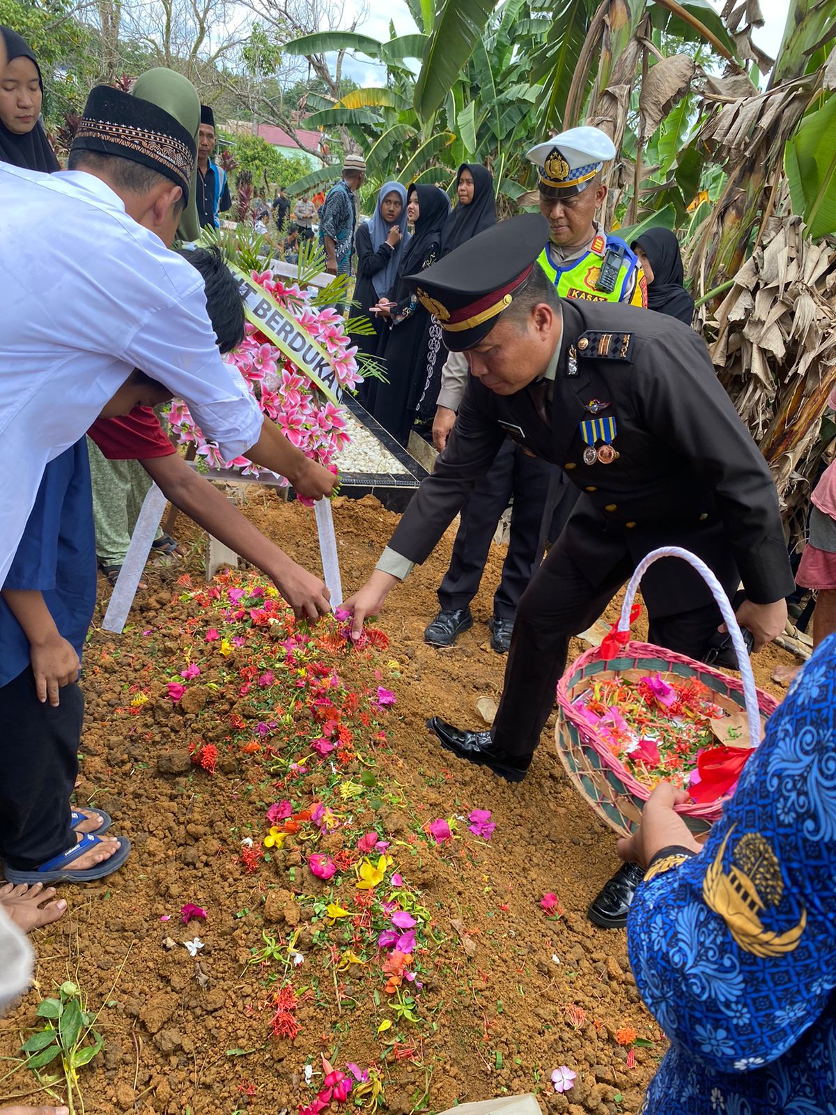Kapolres Lahat AKBP God Parlasro. S. Sinaga, Sik, SH, MH. Mimpin Upacara Pemakaman Anggota nya Almarhum Pengatur Dewi Puspa Sari, SE.