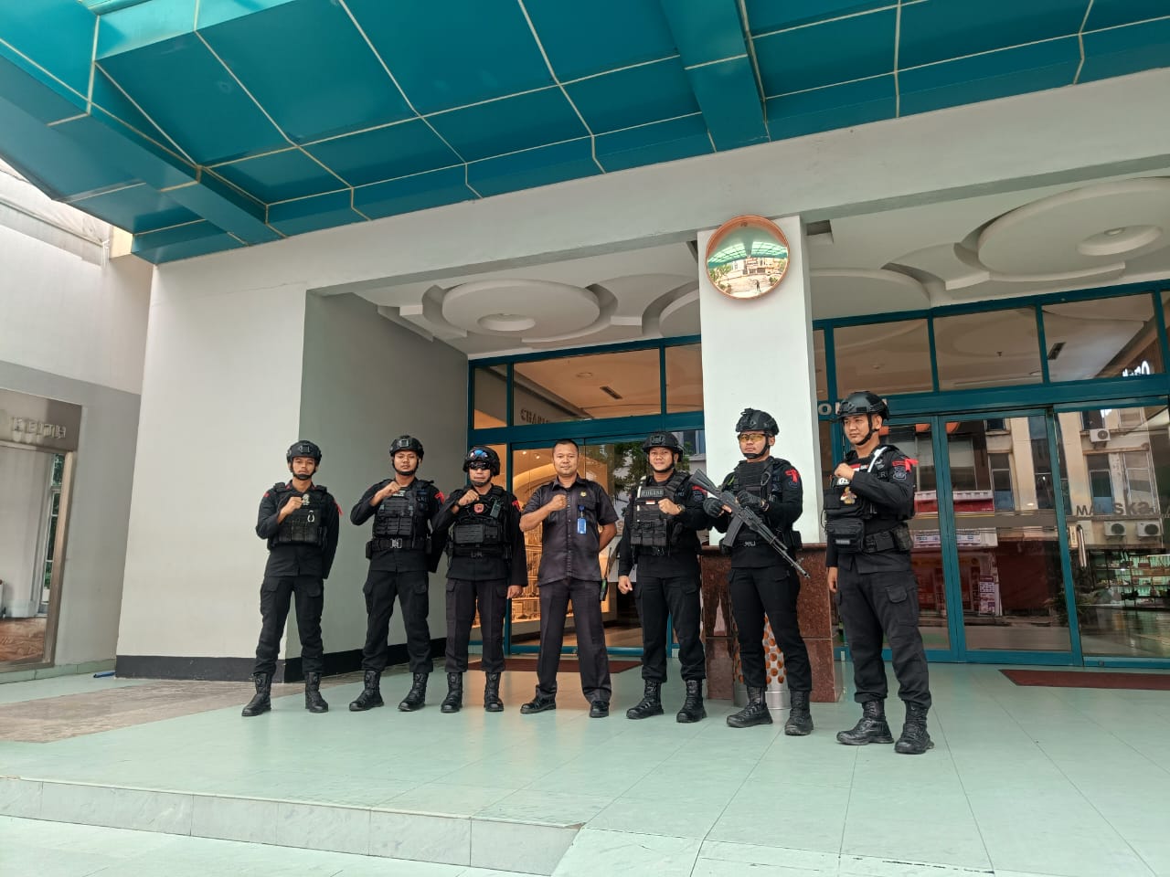 Personel PRC Sat Brimob Polda Riau Ops Lilin LK 2024 Patroli Ke Pusat Keramaian
