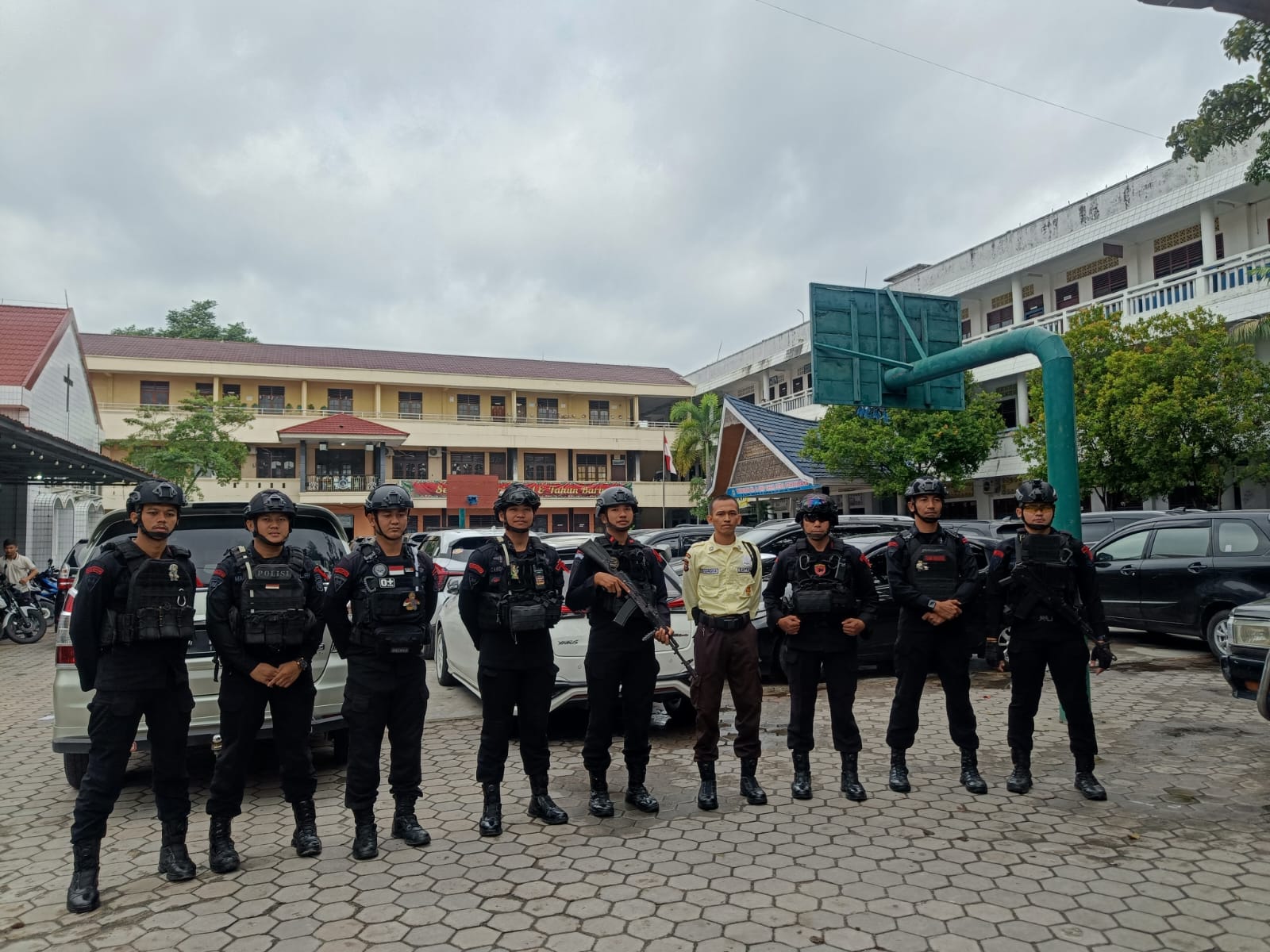 Dalam Rangka Nataru, Personel PRC Sat Brimob Polda Riau Ops Lilin LK-2024 Patroli Ke Rumah Ibadah 