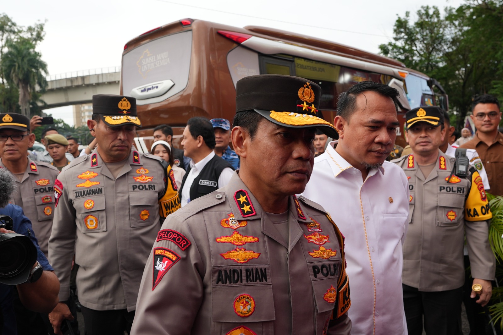 Kapolda Sumsel Melaksanakan Pemantauan Kegiatan Ibadah Gereja dan Pos Pam Ops Lilin 2004.