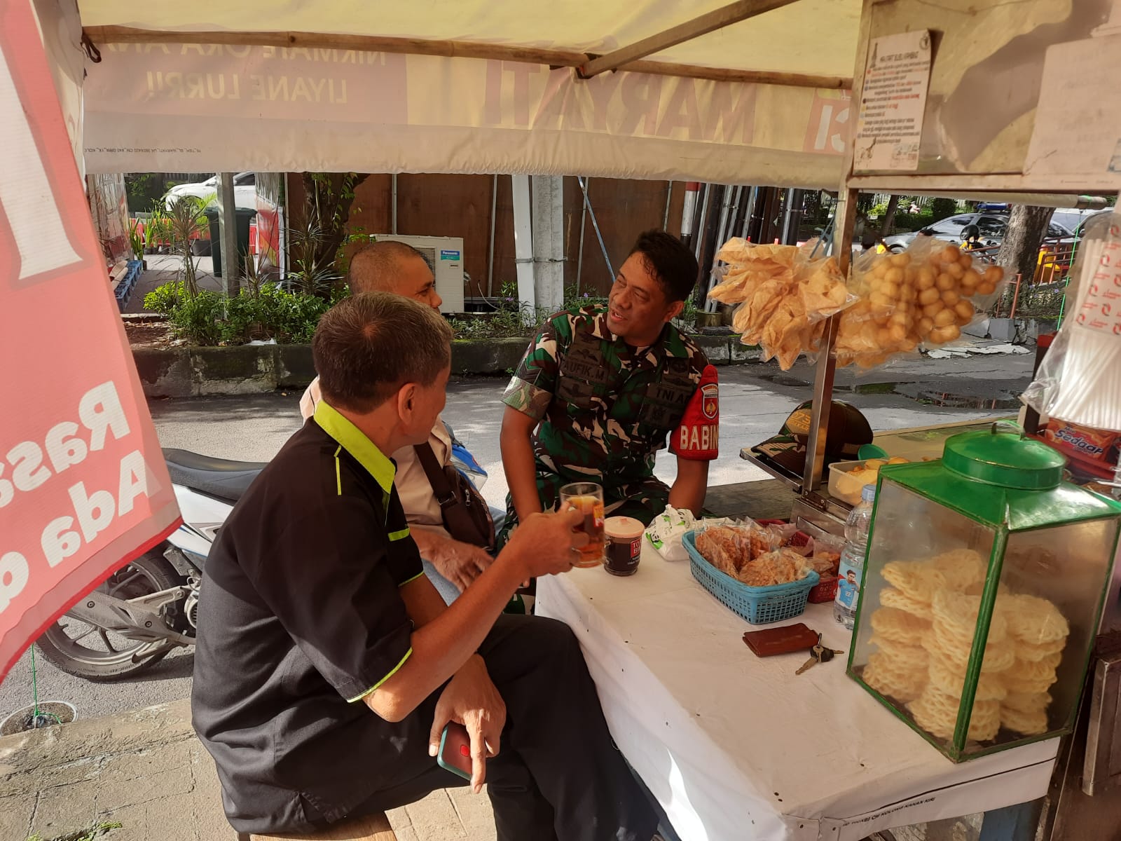Ngopi Santai, Cara Babinsa Jebres Berinteraksi Dengan Warga Dan Pemantauan Wilayah