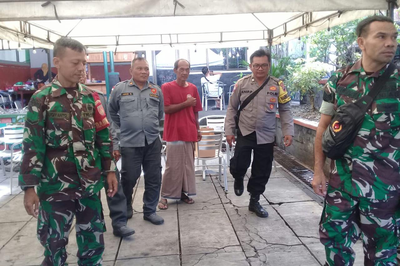 Jelang Pergantian Tahun, Babinsa Keprabon Bersama Bhabinkamtibmas Intensifkan Patroli Wilayah