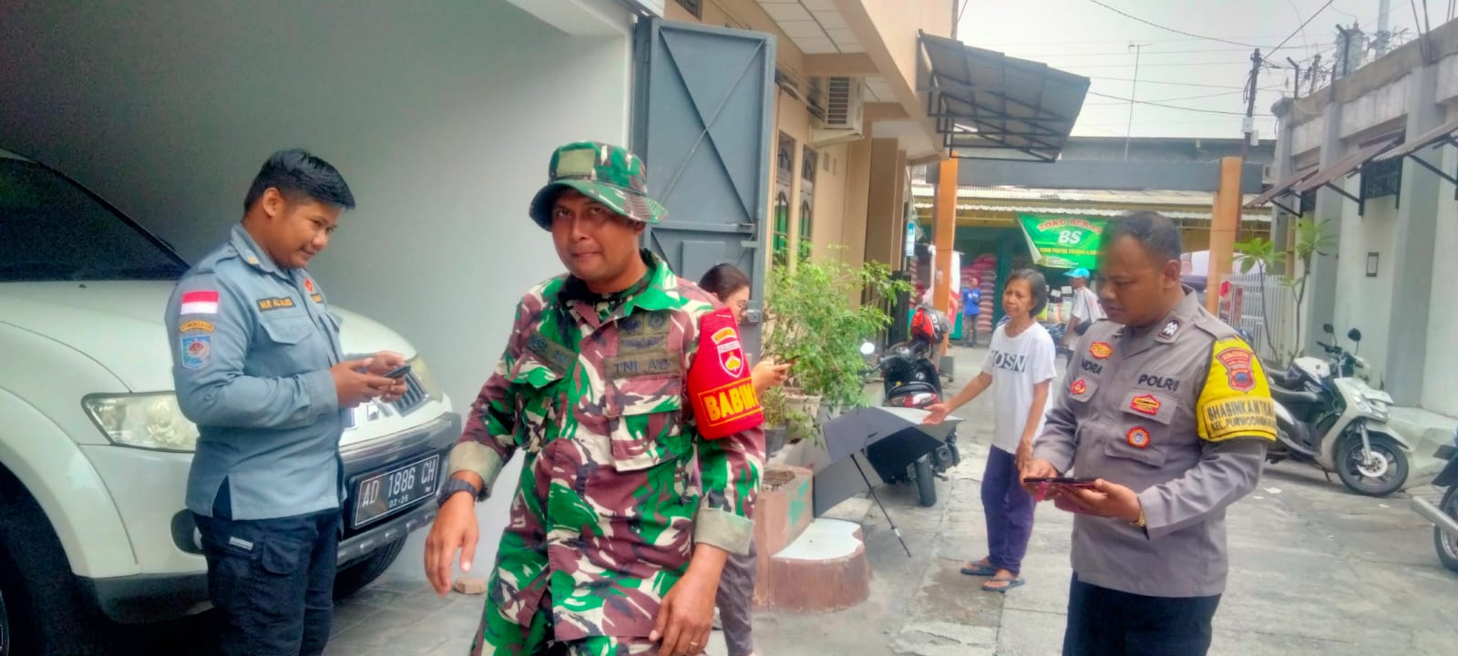 Babinsa Bersama Bhabinkamtibmas Bersinergi Sambang Warga, Jaga Keamanan Jelang Pergantian Tahun