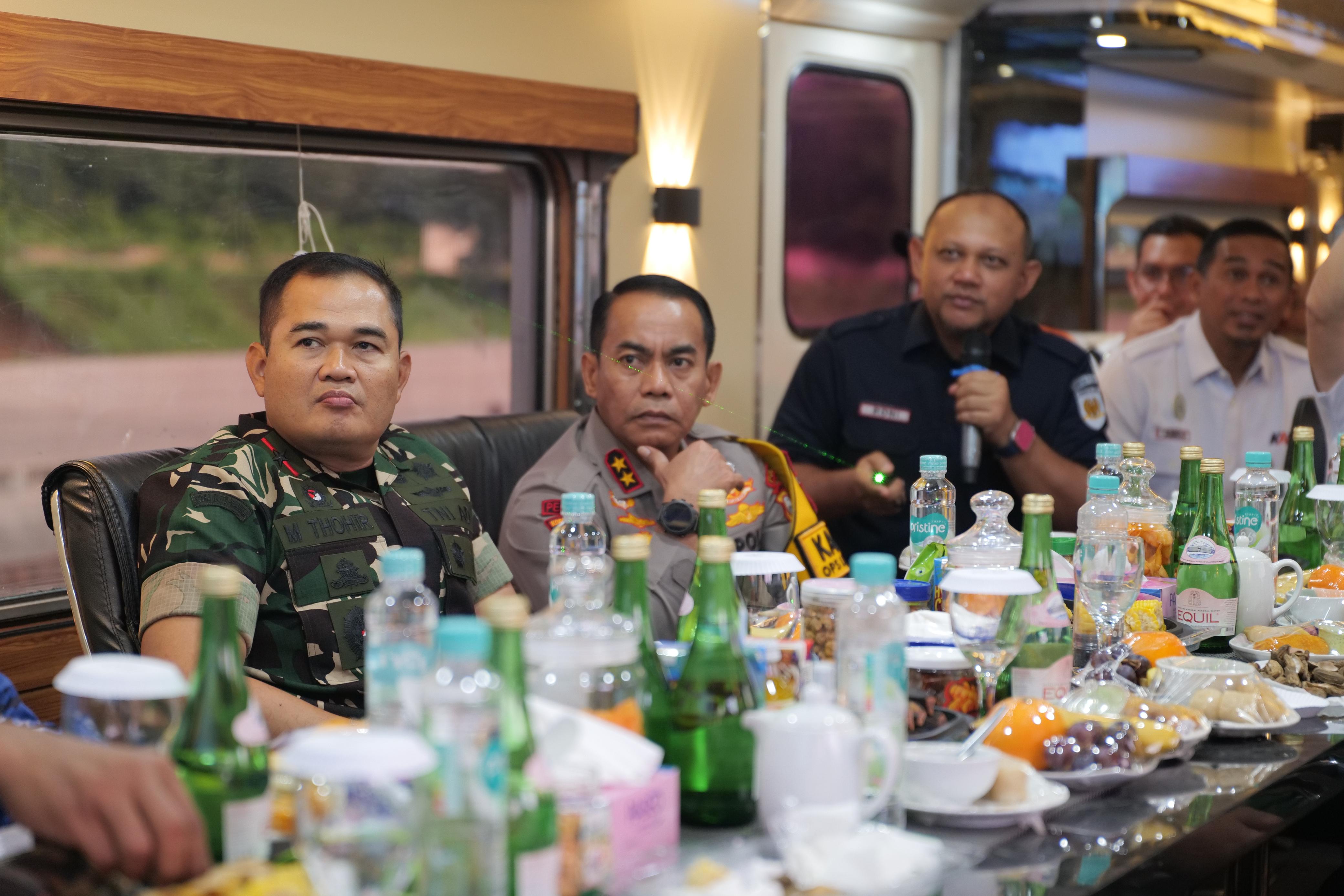 Kapolda Sumsel Irjen Pol.Andi Rian R Djajadi Sik MH Bersama Pangdam II/Sriwijaya.Mayjen TNI M.Naudi Nurdika Monitoring Pengamanan Perayaan Natura 2025