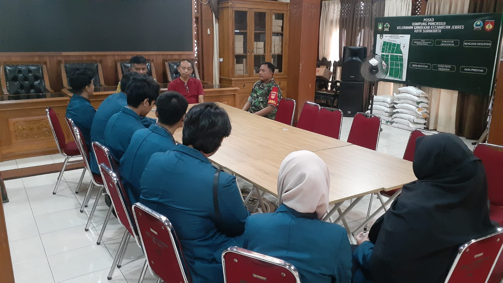 Babinsa Gandekan Bersama Aparat Kelurahan Sambut Penerimaan Mahasiswa KKN Undip