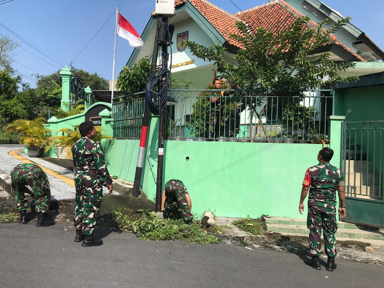 Ciptakan Lingkungan Kantor Yang Bersih Dan Nyaman Koramil 04/Jebres Laksanakan Pembenahan Pangkalan