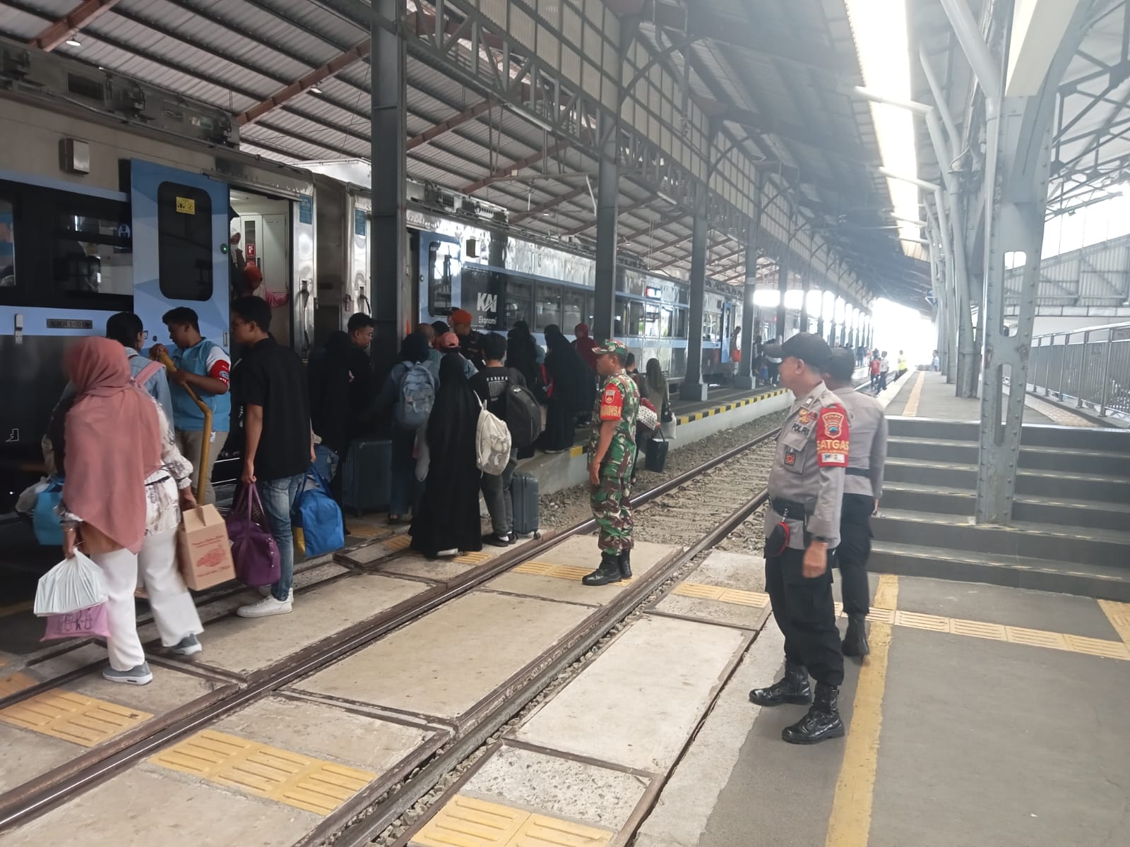 Waspada Terhadap Tindak Kejahatan, Babinsa Purwosari Laksanakan Pengecekan Dan Himbauan Kepada Penumpang Kereta Api