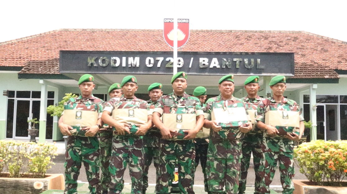 Anggota Makodim 0729/Bantul Terima Pembagian Seragam dari Kasad Jenderal TNI Maruli Simanjuntak