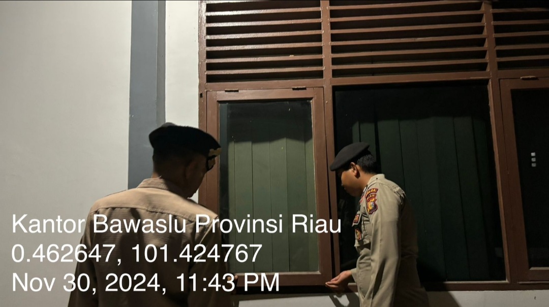 Personel Subsatgas PAM 24 Jam Siaga Pengamanan di Kantor Bawaslu Riau