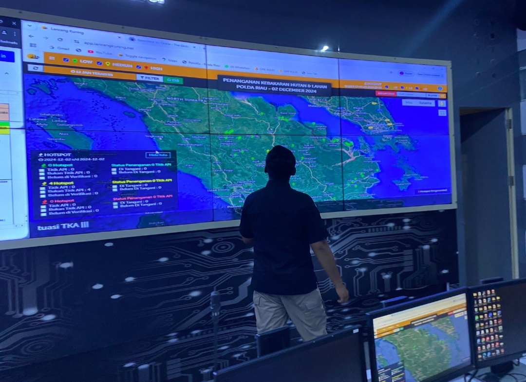 Satgas TIK OMP LK-2024 Secara Berkala Cek Perangkat di Command Center Polda Riau