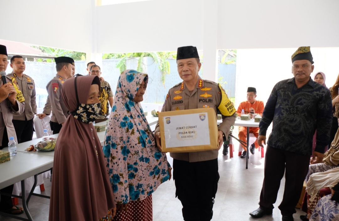 Jum’at Curhat Polda Riau di Kecamatan Tenayan Raya, Tim Serahkan 25 Paket Sembako 