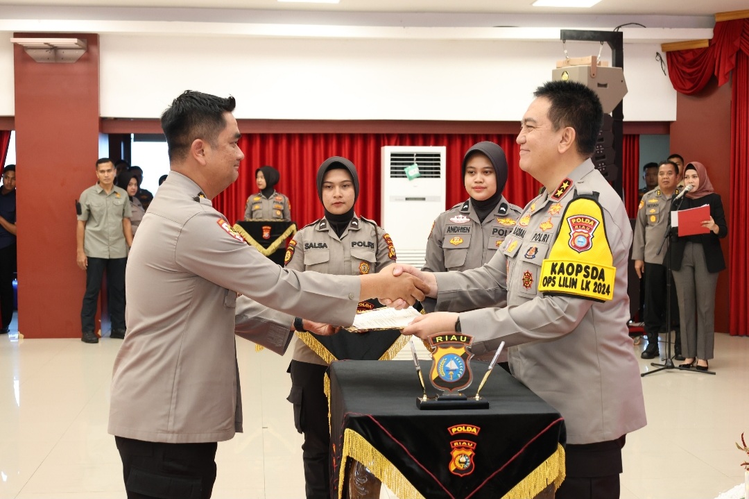 Kapolda Riau Berikan Penghargaan Kepada Satker dan Satwil Serta Personel Berprestasi 