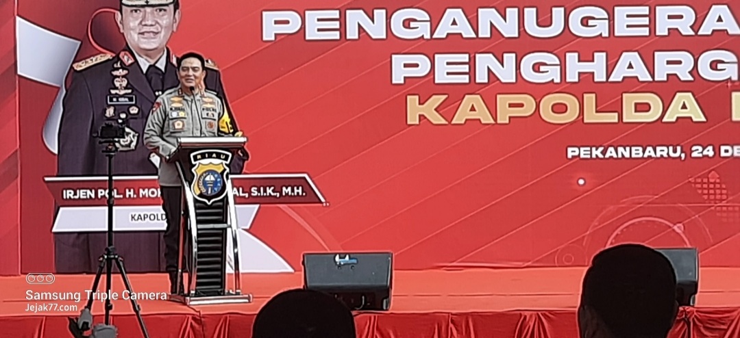 Kapolda Riau Irjen Pol Mohammad Iqbal Berikan Penghargaan kepada 29 Pejabat Hingga Tokoh Masyarakat