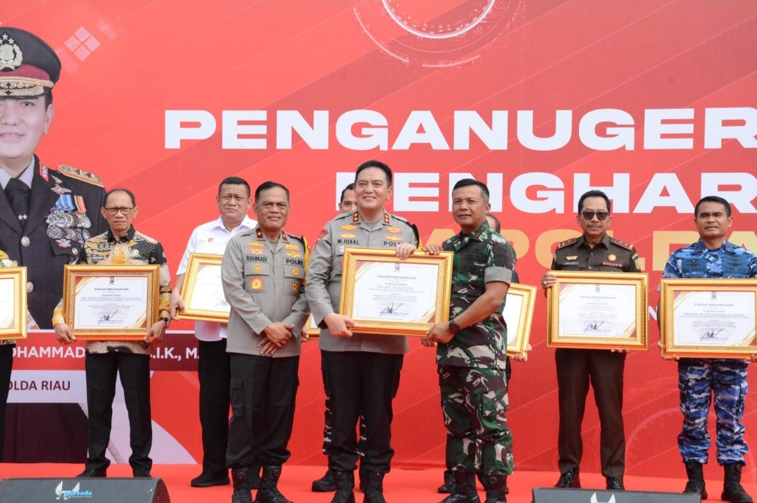 Bentuk Sinergitas Antara TNI dan Polri, Danrem 031/Wira Bima Terima Penghargaan dari Kapolda Riau 