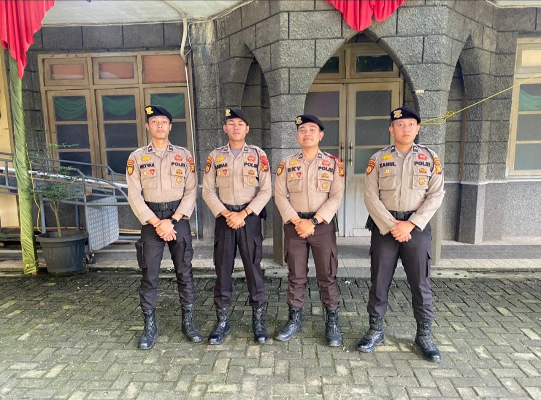 Subsatgas PAM Tempat Ibadah Ops Lilin LK-2024 Patroli dan Pengamanan di Beberapa Gereja