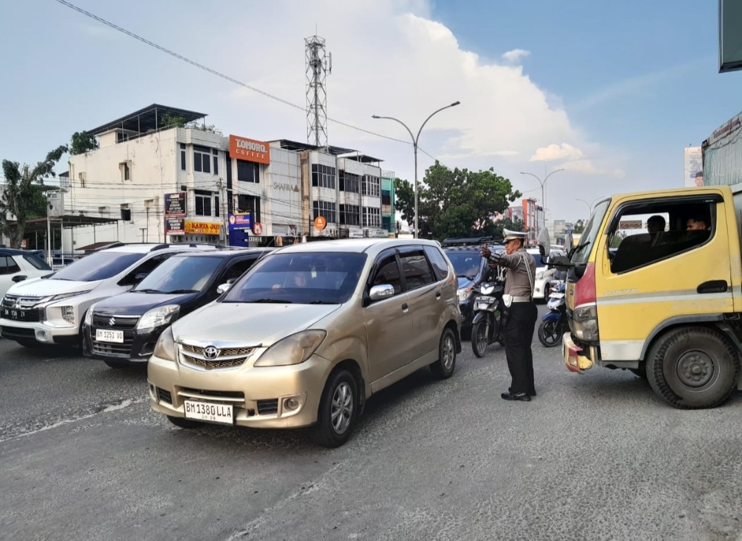 Personel Subsatgas Patroli dan Pengaturan Lalu Lintas Kembali Melakukan Pengaturan Lalin
