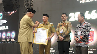 Bupati Sabar AS Kembali Dianugerahi Paritrana Award dari Gubernur Sumbar