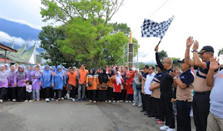 Pjs. Bupati Pasaman H. Edi Dharma Melepas Gerak Jalan Santai HUT PGRI Ke -79