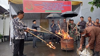 Pjs. Bupati Pasaman H. Edi Dharma Menghadiri Gelar Pemusnahan Barang Bukti Di Kejaksaan Negeri Pasaman