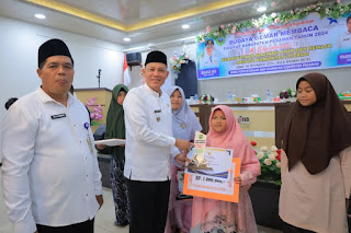 Bupati Sabar AS , berikan penghargaan pegiat dan Bunda Literasi