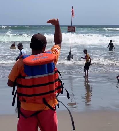 Tiga Wisatawan Asal Kediri Terseret Ombak di Pantai Parangtritis, Petugas SAR Berhasil Menyelamatkan Para Korban