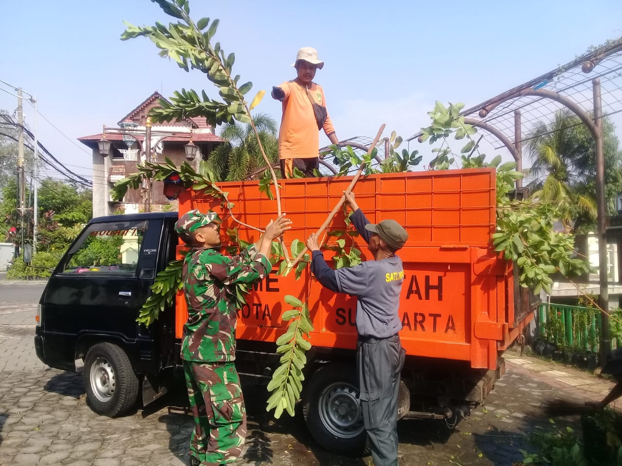 Ini Dia Cara Jitu Babinsa Keprabon Dalam Menciptakan Lingkungan Yang Bersih Dan Sehat di Wilayah Binaan
