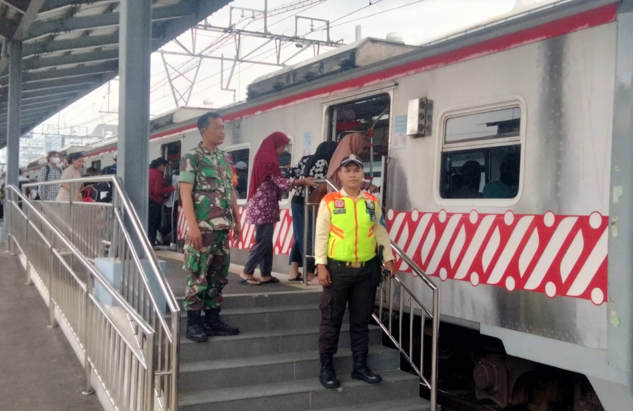 Sambangi Stasiun Kereta Api Jebres, Babinsa Purwodiningratan Himbau Penumpang Waspada Terhadap Tindak Kejahatan
