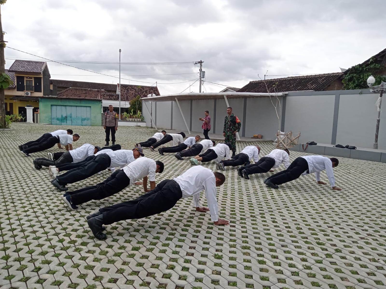 Linmas Kelurahan Sumber Digembleng Latihan Fisik Dan PBB Oleh Babinsa, Ini Tujuannya