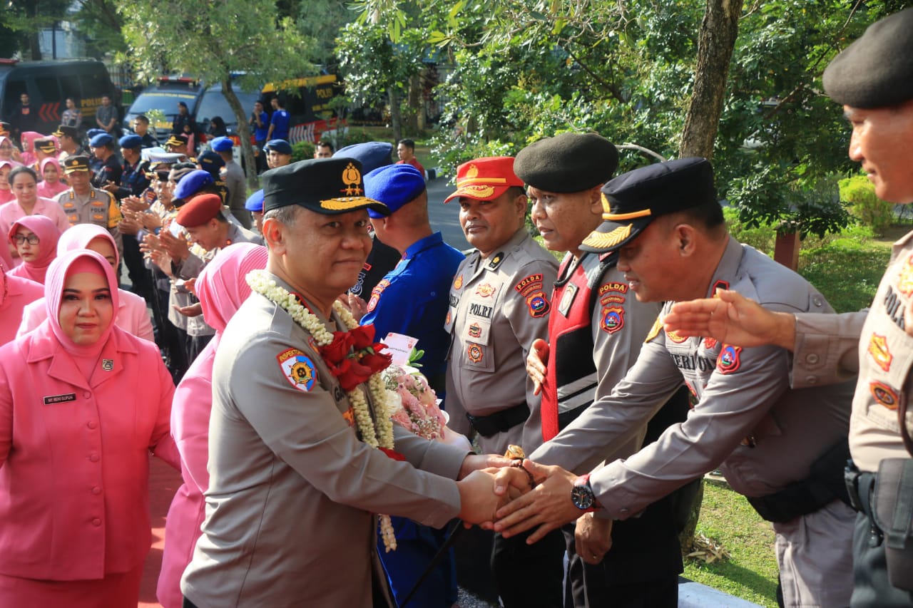 Irjen Gatot Tri Suryanta disambut jajar hormat di Mapolda resmi menjabat sebagai Kapolda Sumbar