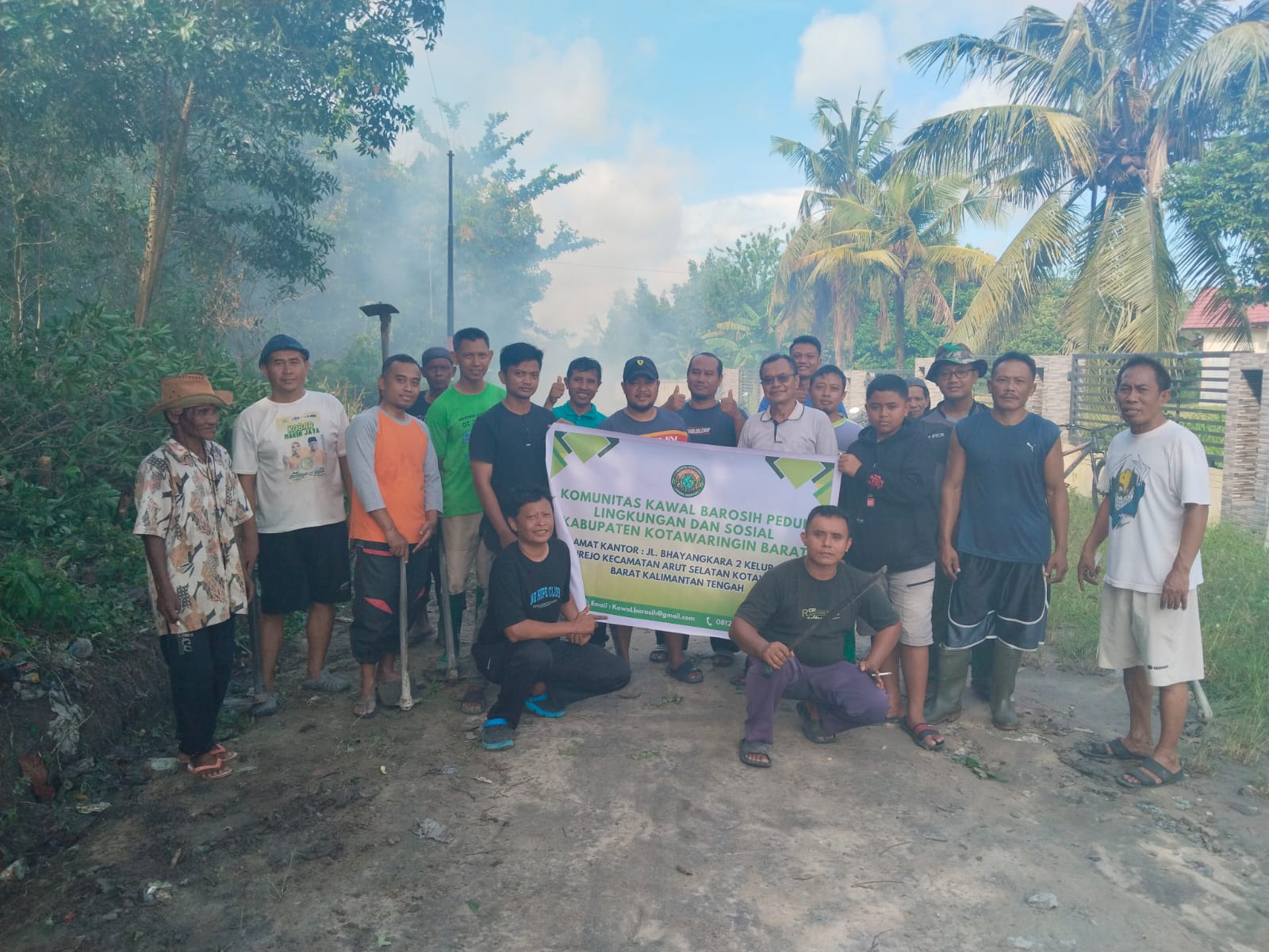 KETUA RT BARU 32 BERSINERGI BERSAMA KOMUNITAS KAWAL BAROSIH MEMBERSIHKAN LINGKUNGAN BERSAMA WARGA