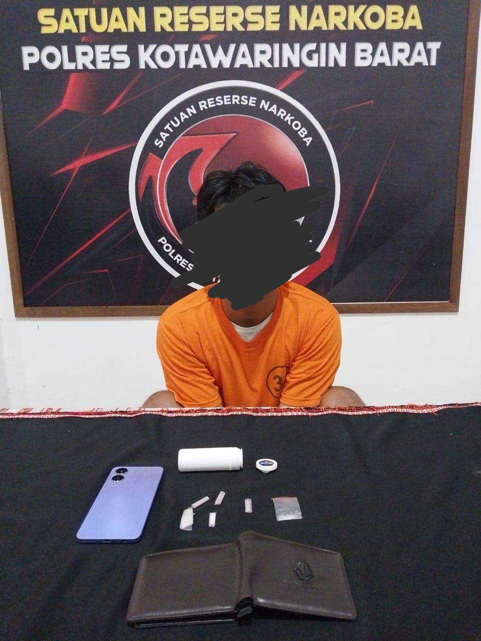 Pemuda Ditangkap Polres Kobar Setelah Sembunyikan Sabu di Kolong Poskamling