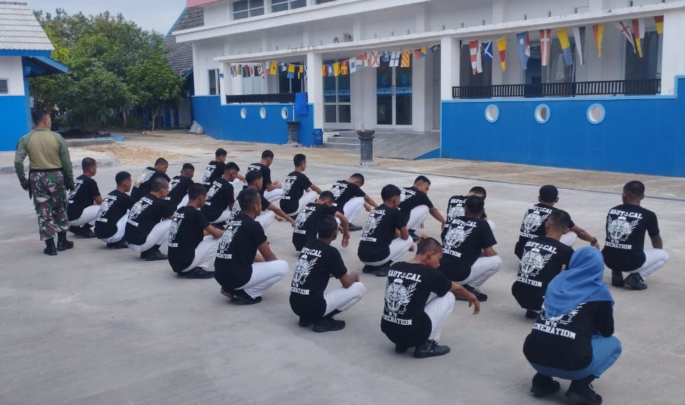 Puluhan Siswa SMK Di Giritontro Di Gembleng TNI