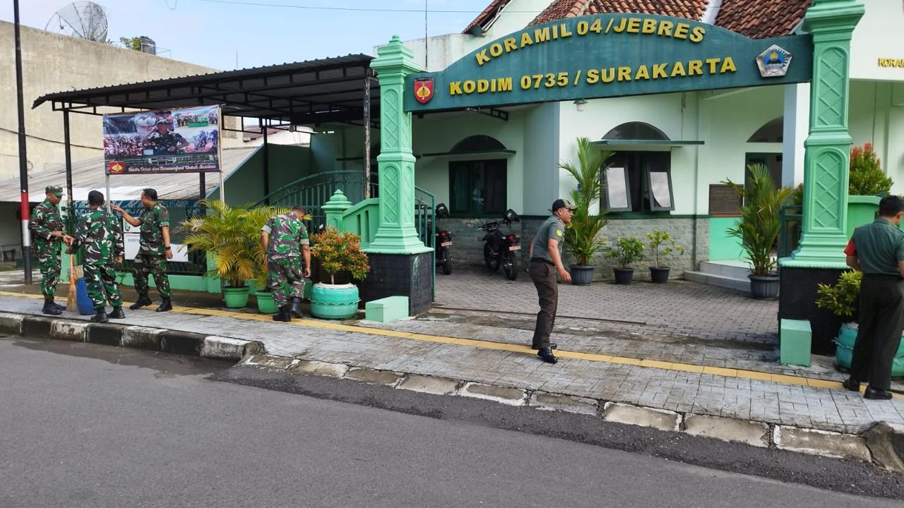 Jadikan Pangkalan Rapi Dan, Anggota Koramil 04/Jebres Lakukan Pembenahan Dan Perawatan