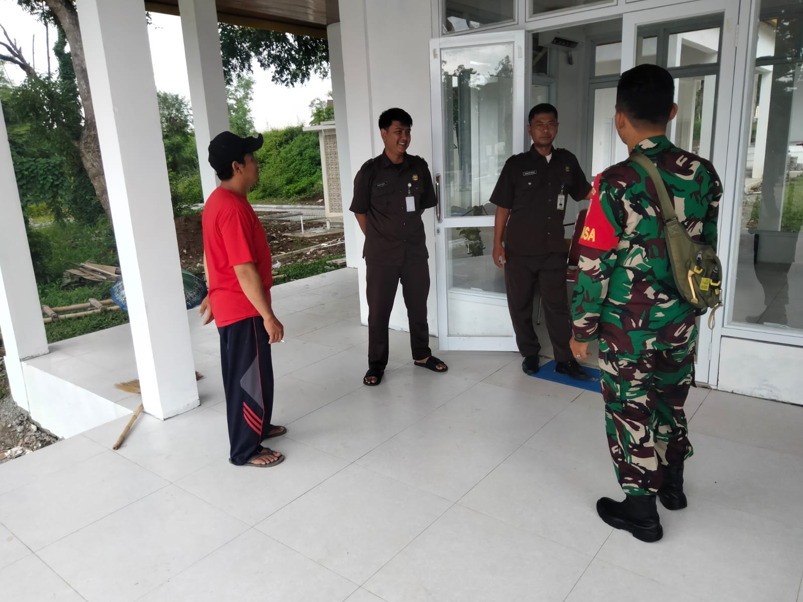 Sambangi Satpam TMP Kusuma Bakti Jurug, Babinsa Pucangsawit Selipkan Pesan Tingkatkan Kamtibmas