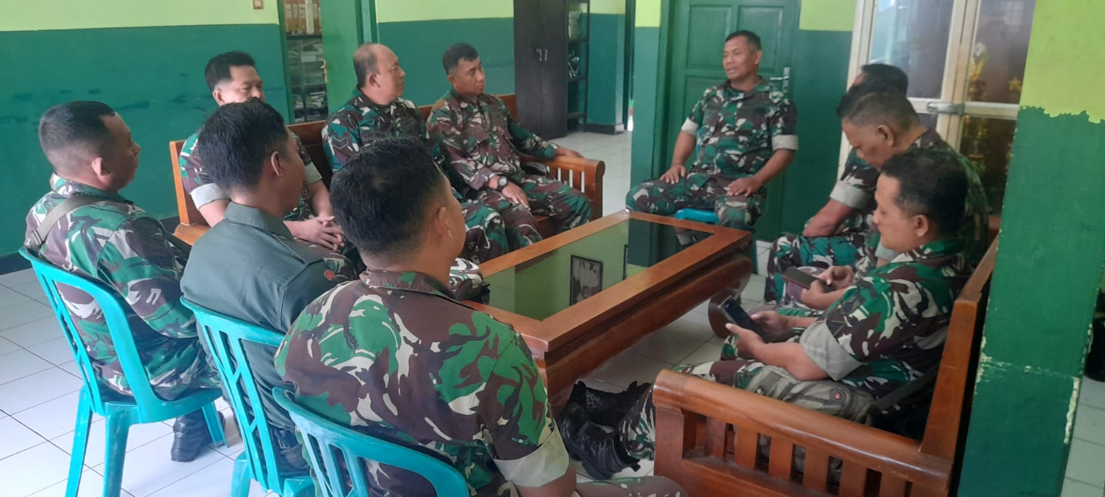 Tanamkan Semangat Kebersamaan Dan Kekompakan Anggota Koramil 02/Banjarsari Melalui Apel Pagi