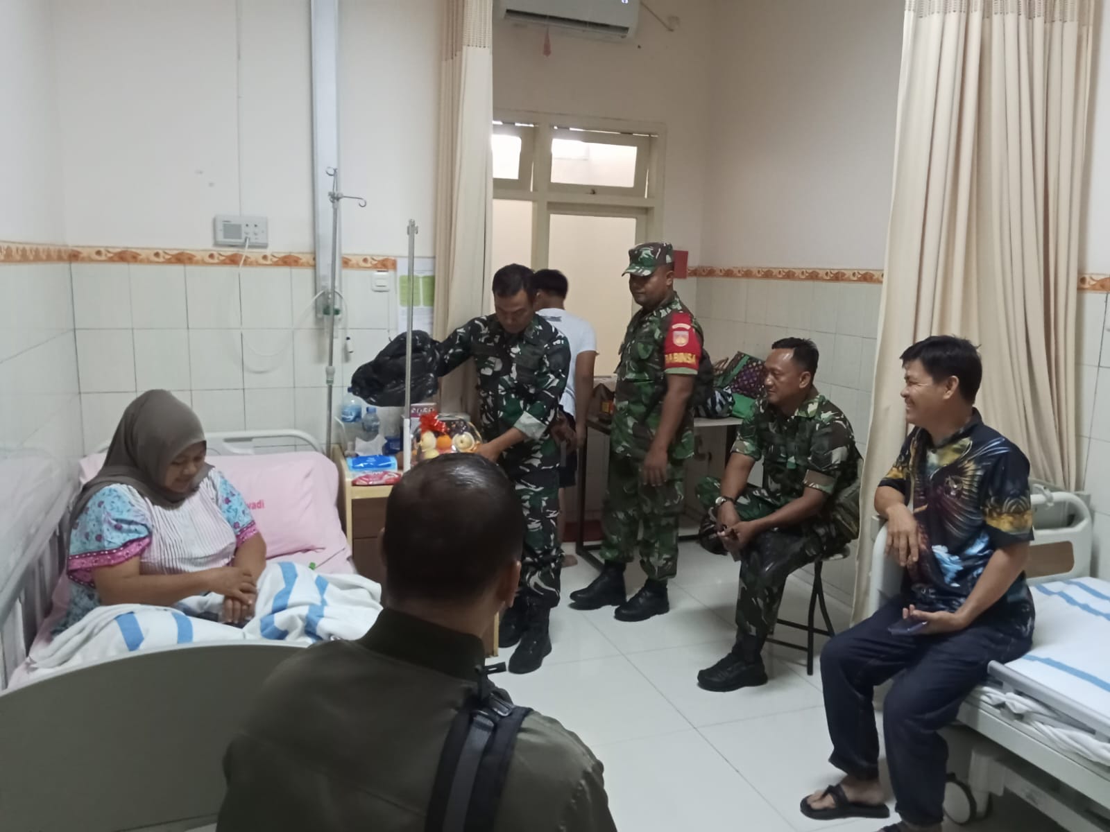 Wujud Empati Dan Rasa Kepedulian Keluarga Besar Koramil 04/Jebres Kepada Istri Anggota Yang Sakit