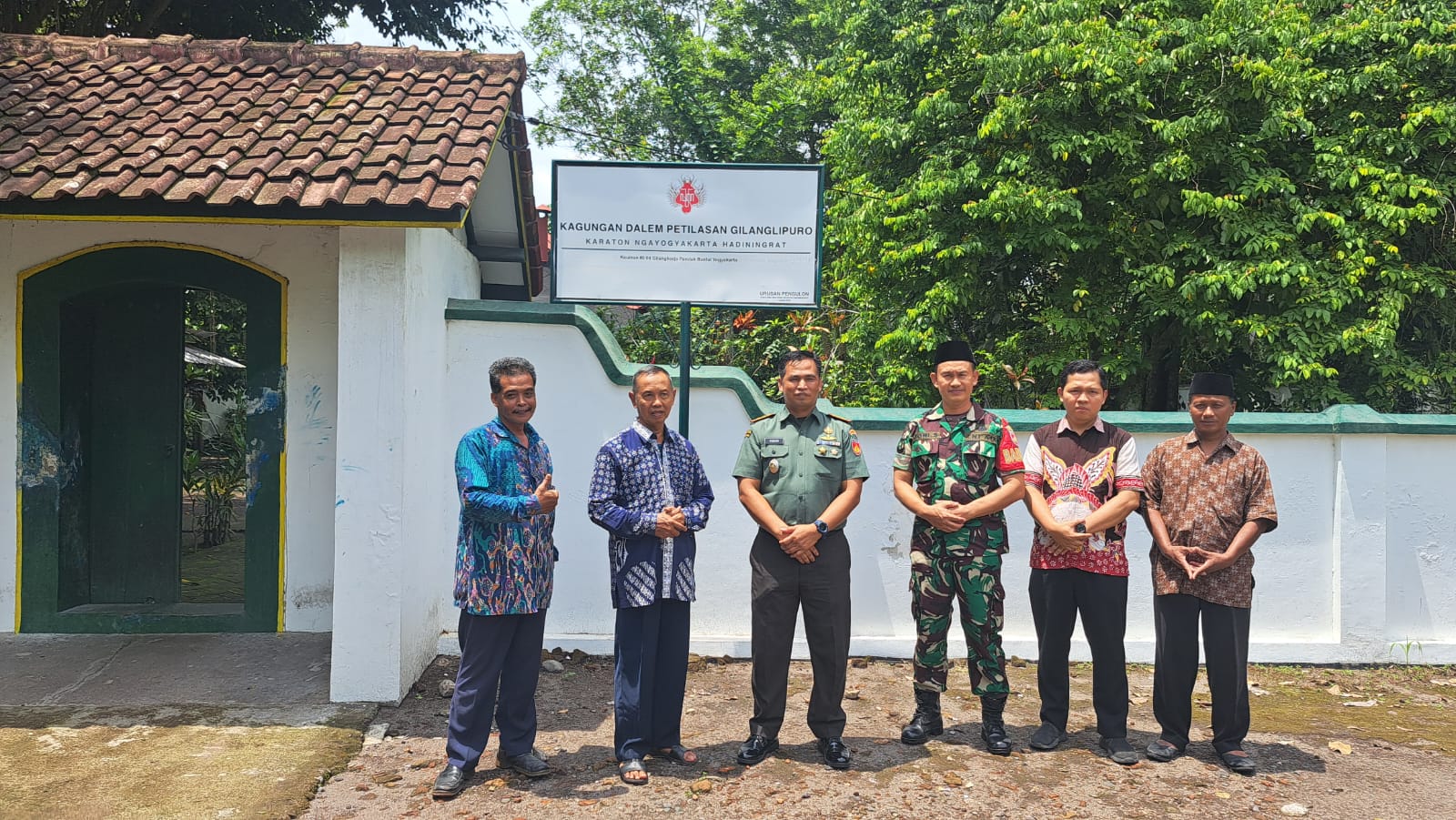 Dandim 0729/Bantul Letkol Inf Muhidin Apresiasi Babinsa yang Gotong Royong Bersihkan Sisa Kebakaran Ponpes Al-Anwar