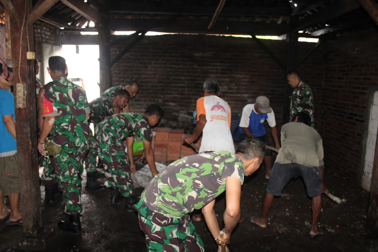 Dandim 0729/Bantul Letkol Inf Muhidin Apresiasi Babinsa yang Gotong Royong Bersihkan Sisa Kebakaran Ponpes Al-Anwar