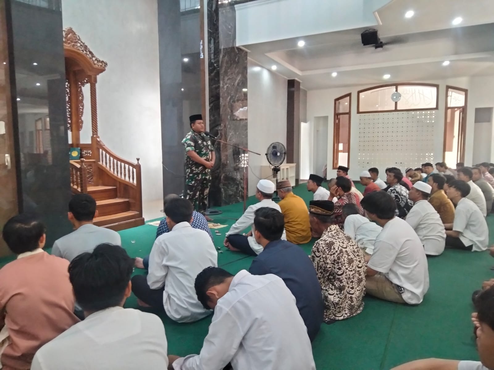 Danramil 04/Jebres Laksanakan Sholat Jum’at Bersama Dan Berikan Wawasan Kebangsaan di Masjid LDII Pucangsawit