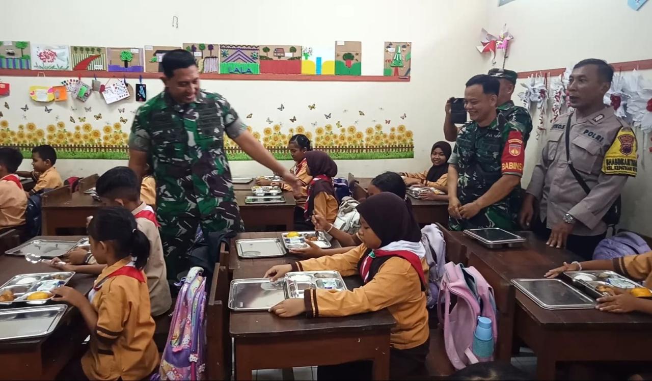 Dandim 0735/Surakarta Dampingi Uji Coba Makan Bergizi Gratis Di SDN Kepatihan