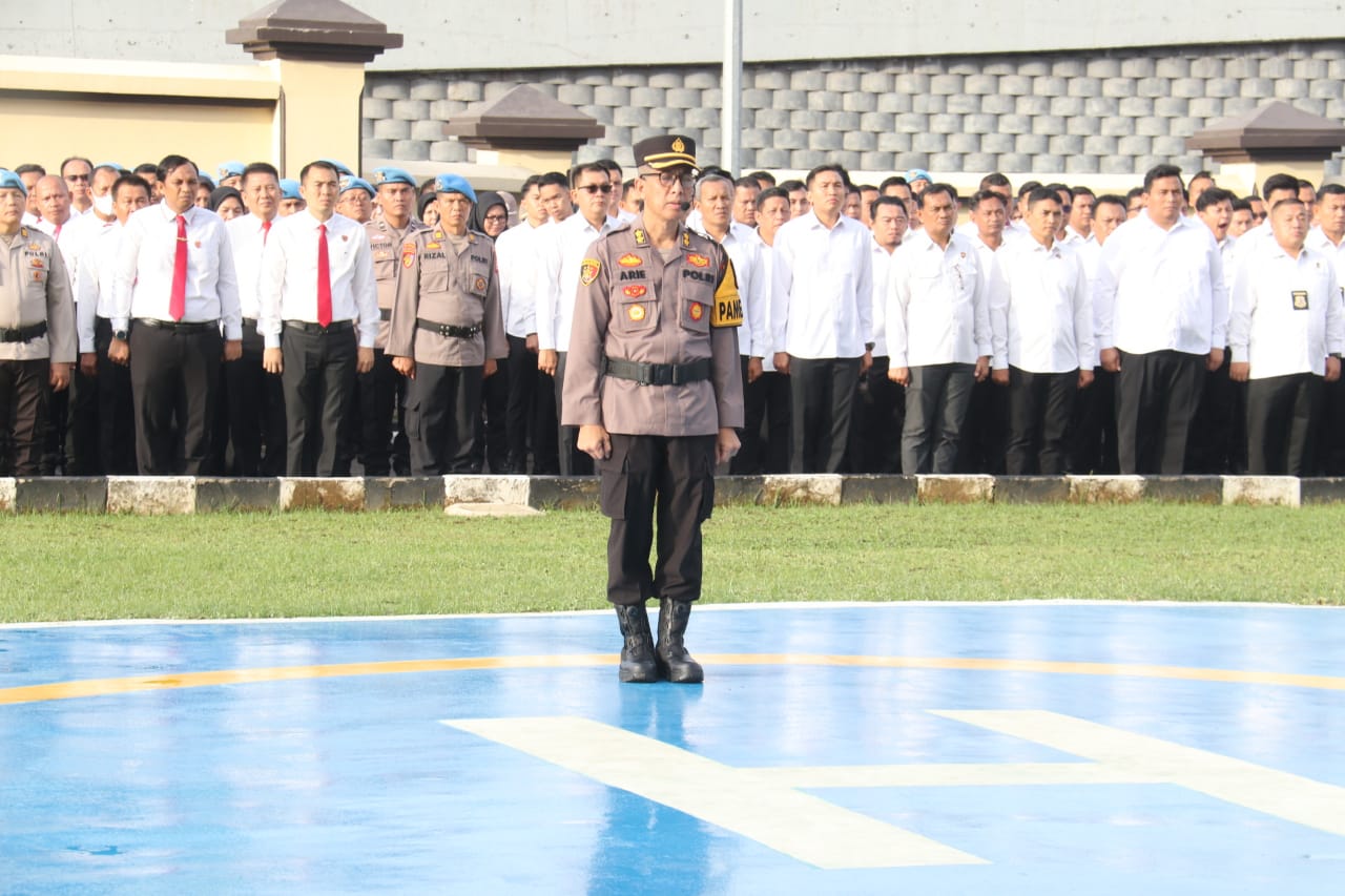 Kabid Labfor Polda Sumsel Kombes Pol Witdiardi, SIK,MH memimpin pelaksanaan apel pagi Polda Sumsel.