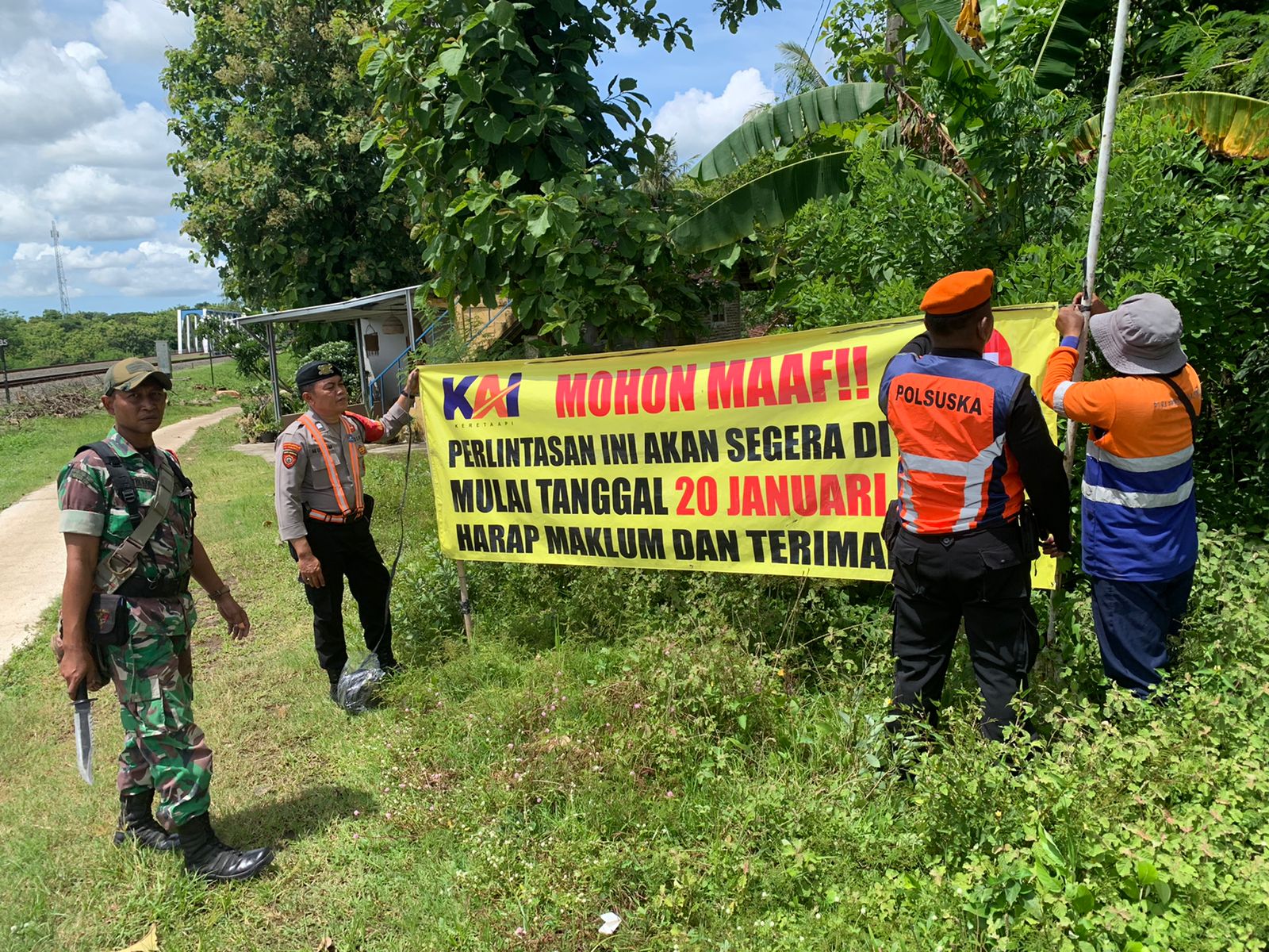 Babinsa Sedayu Lakukan Pendampingan dan Pemasangan Himbauan Larangan Melintas di Perlintasan Kereta Api Tapen