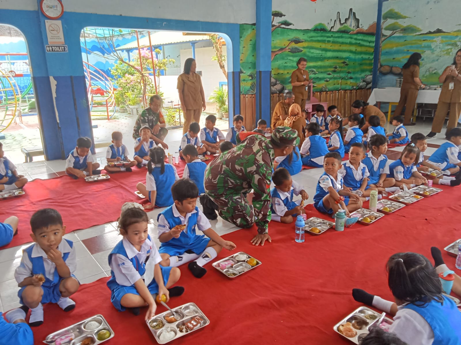 Pendistribusian Makanan Bergizi Gratis di Wilayah Kelurahan Sudiroprajan Didampingi Babinsa, Ini Tujuannya